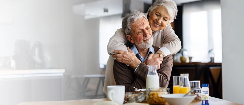 vyras naršo telefone