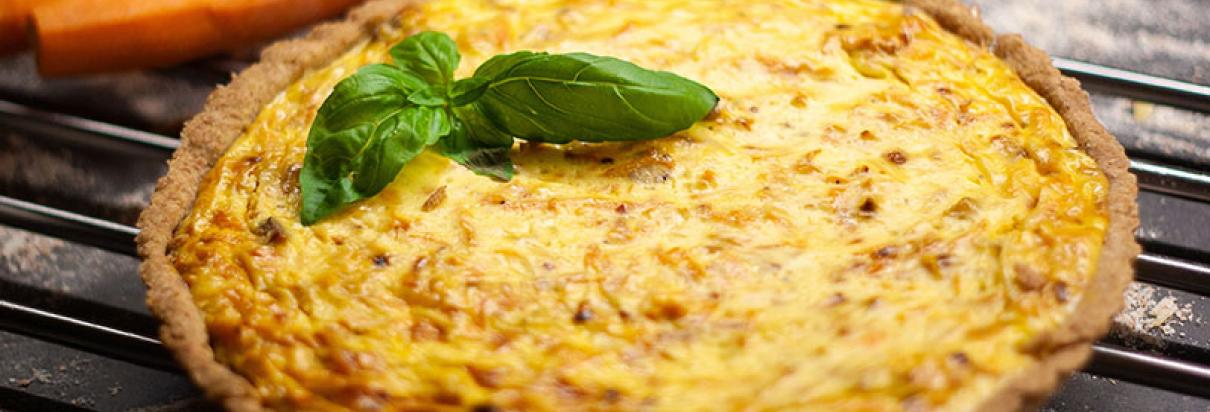 Rezept: Mit dem Fresubin ENERGY Drink in neutraler Geschmacksrichtung eine nährstoffreiche Apfel-Karotten-Tarte zubereiten.