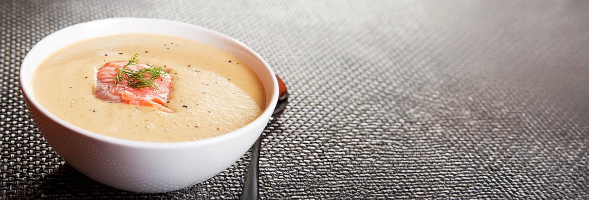 Rezept: Mit dem Fresubin 2 KCAL Drink mit Spargel-Geschmack eine nährstoffreiche Spargelsuppe mit Lachs kochen.