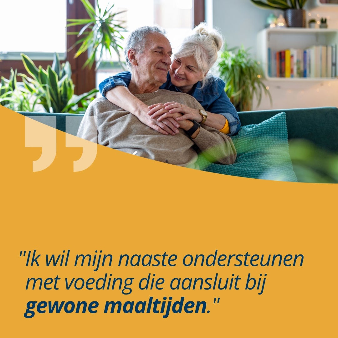 Een koppel dat elkaar vasthoud en glimlacht; "Ik wil mijn naaste ondersteunen met voeding die aansluit bij gewone maaltijden."