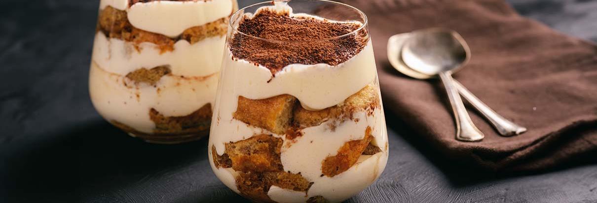 Nuss Tiramisu in Dessertgläsern mit Löffel und Serviette