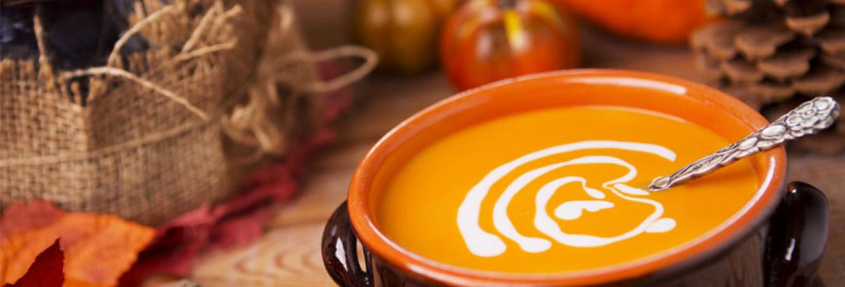 Rezept: Mit dem Fresubin 2 KCAL Drink in neutraler Geschmacksrichtung eine kalorienreiche Kürbissuppe zubereiten.