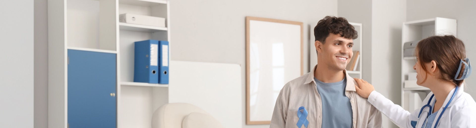 Un paciente de sexo masculino le sonríe a su profesional de la salud mientras conversan sobre el apoyo nutricional pre y posoperatorio que brinda Fresubin. 