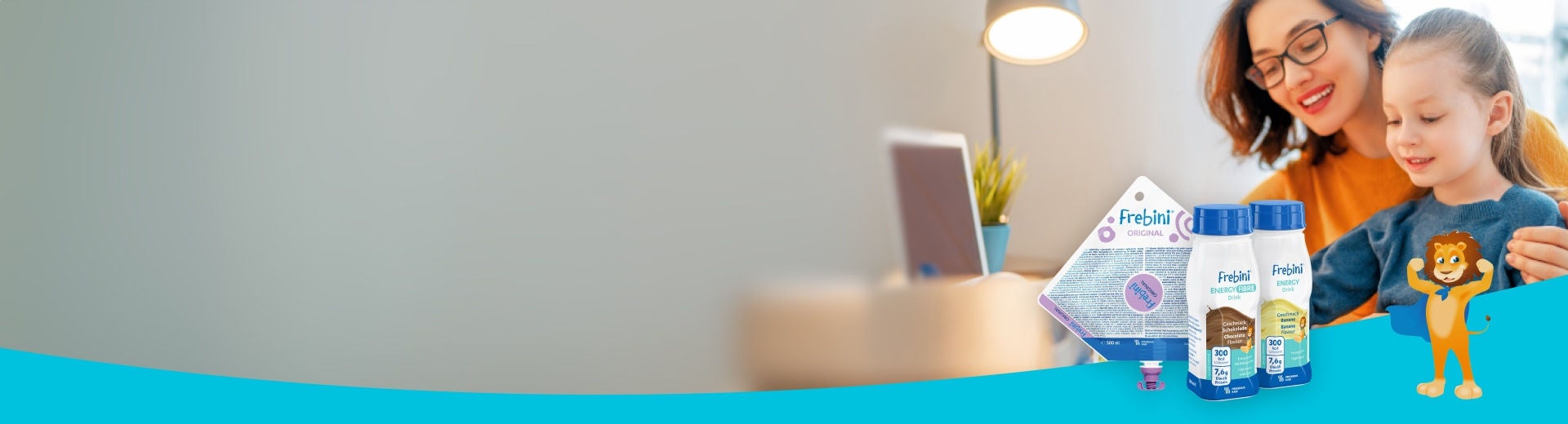 Fresubin’s Frebini ORIGINAL sondevoeding, Frebini ENERGY FIBRE-drank met chocoladesmaak en Frebini ENERGY-drank met bananensmaak, met op de achtergrond een lachende vrouw en een jong meisje die samen tekenen 