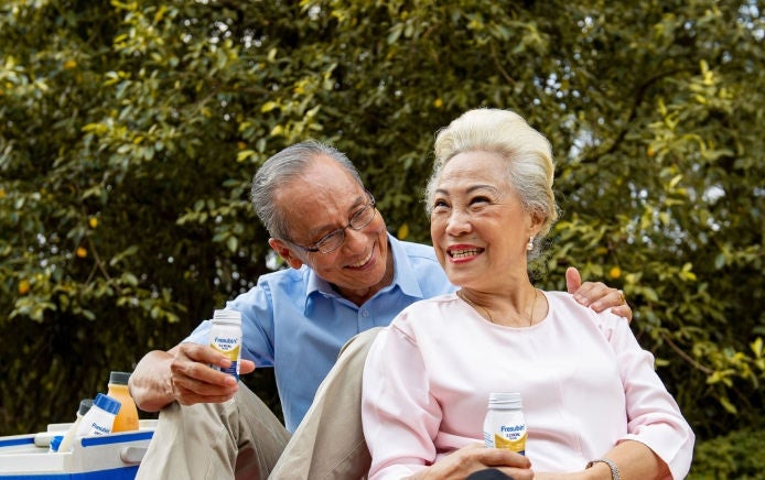 Una familia disfruta de cocinar juntos, sabiendo que la gama de suplementos nutricionales de Fresubin les ayuda a satisfacer sus necesidades adicionales. 
