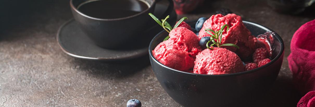 Rezept: Mit dem Fresubin ENERGY Drink mit Waldfrucht-Geschmack ein erfrischendes Sorbet zubereiten.