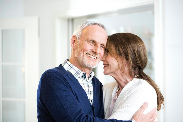 Ein Arzt legt einem Patienten einen Verband am Fuß an - verlinkt zu Weitere Erkrankungen