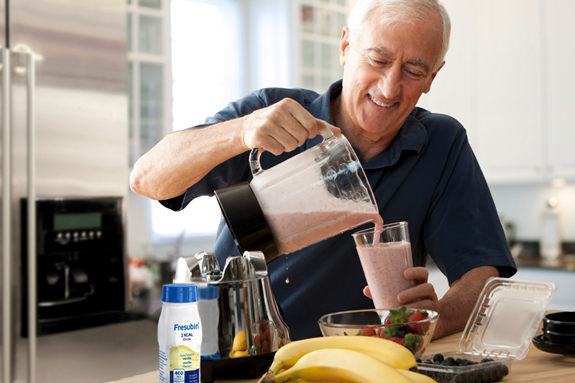 Un homme verse du smoothie Fresubin