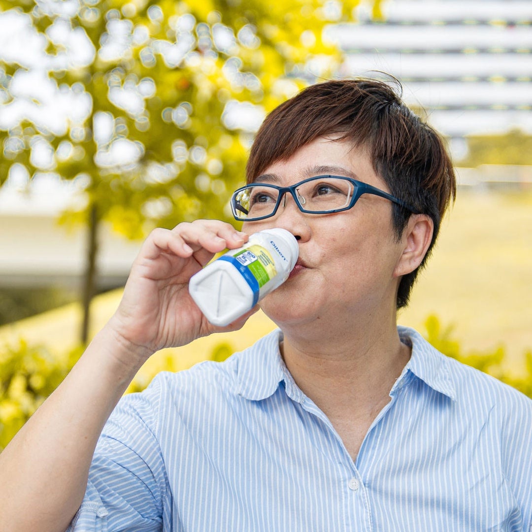 Una mujer disfruta de la bebida Diben de Fresubin con sabor a vainilla, que aporta energía y ayuda a controlar el nivel de glucosa en sangre a las personas con diabetes. 