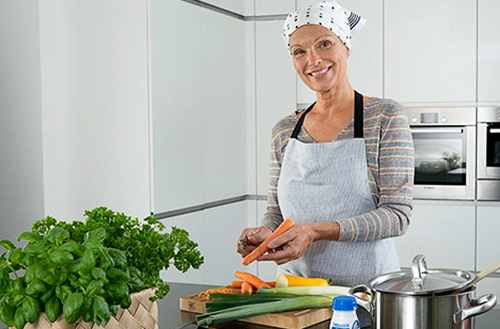 Une femme épluche des carottes