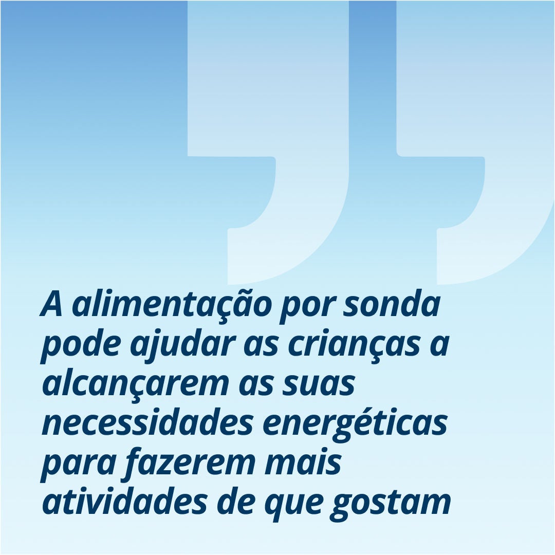 Uma citação da Fresubin que diz: «Uma sonda de alimentação ajuda as crianças a satisfazer as suas necessidades energéticas para poderem fazer mais coisas de que gostam» 