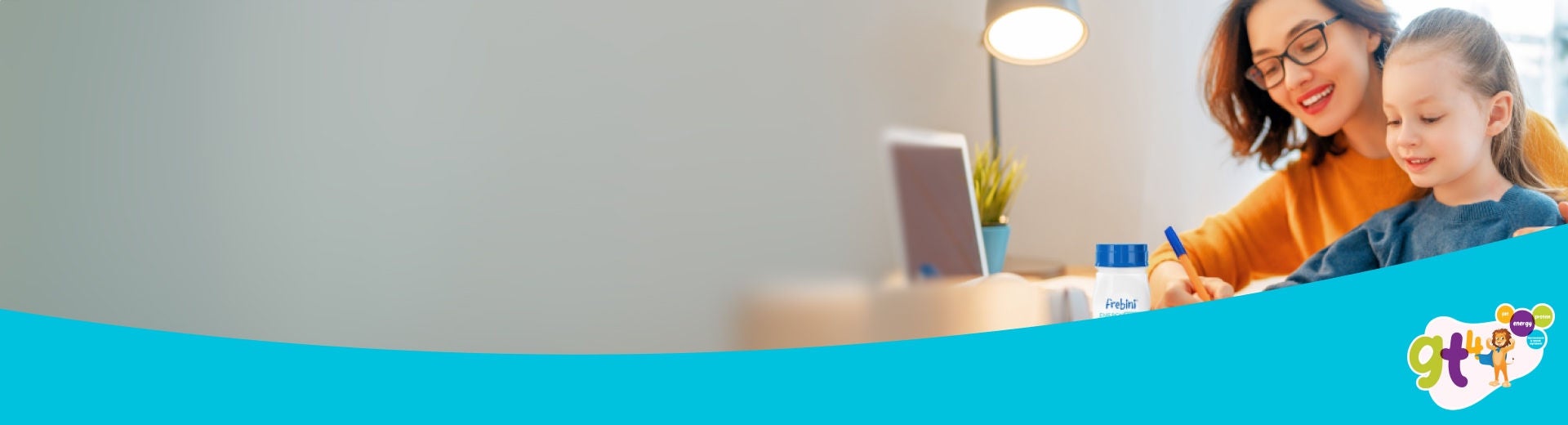 Produsele Fresubin: Frebini ORIGINAL pentru alimentație prin sondă, băutura Frebini ENERGY FIBRE cu aromă de ciocolată și băutura Frebini ENERGY cu aromă de banană, cu o femeie zâmbitoare și o fetiță desenând împreună în fundal 