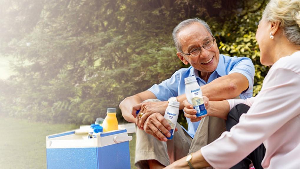 Couple on a picnic with Fresubin nutritional supplement 