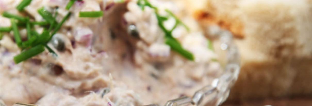 Rezept: Mit dem Fresubin 2 KCAL Drink in neutraler Geschmacksrichtung einen nährstoffreichen Thunfischaufstrich zubereiten.