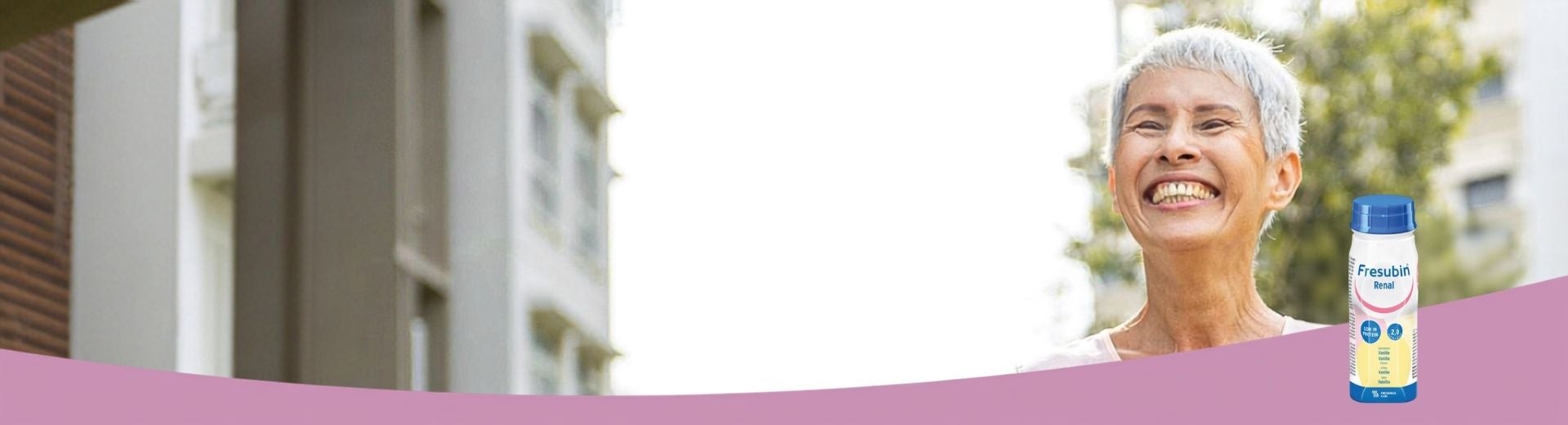 Una mujer sonríe al saber que cuenta con el respaldo de la gama Renalive de Fresubin, compuesta por suplementos nutricionales para pacientes renales, entre los que se incluyen Renalive LP con sabor a vainilla y a capuchino, y Renalive HP con sabor a yogur de limón y a frutas del bosque. 
