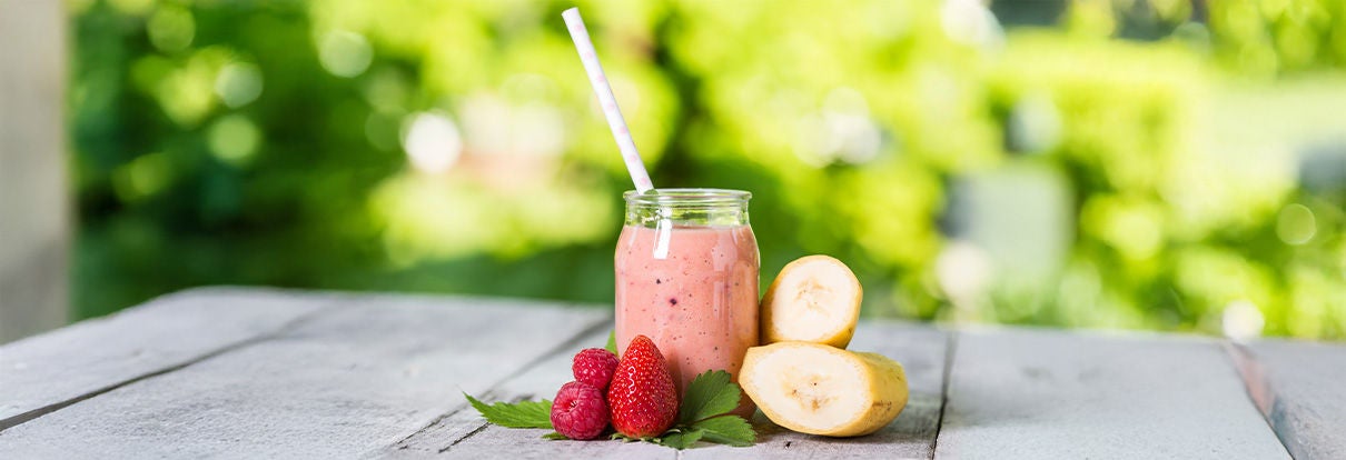 Zubereitung eines Beeren-Bananen-Shakes