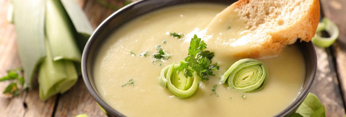 Rezept: Mit dem Fresubin 2 KCAL Drink in neutraler Geschmacksrichtung eine kalorienreiche Lauchcremesuppe zubereiten.
