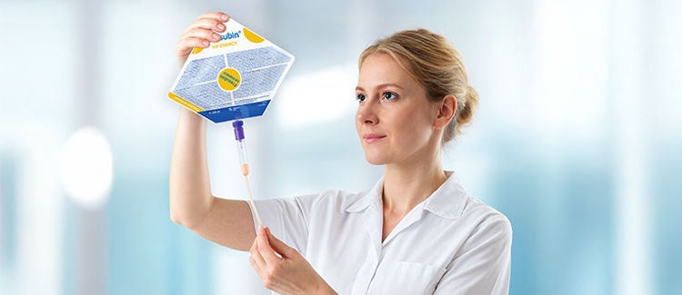 sveikatos priežiūros specialistė laiko Fresubin enterinės mitybos mišinio maišą