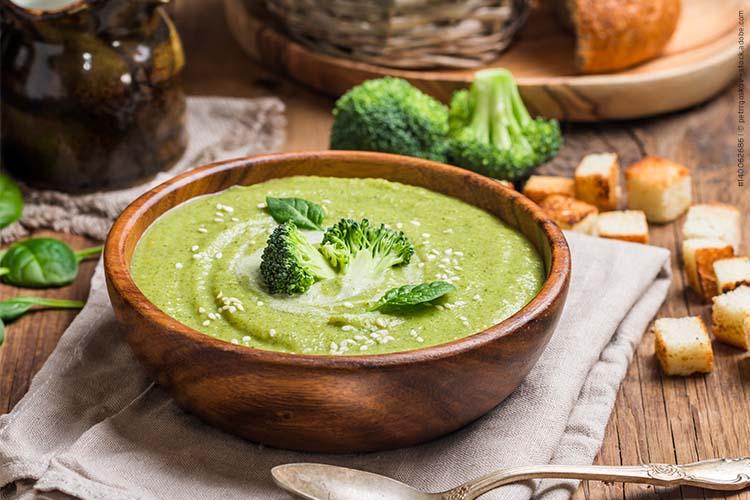 Zubereitung von Brokkolicremesuppe mit Fresubin Trinknahrung