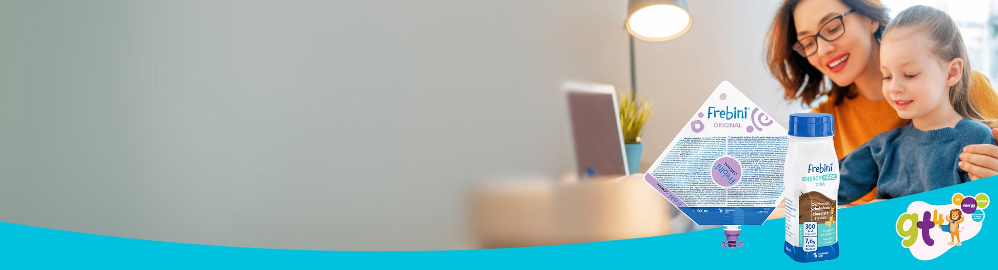 La sonda de alimentación «Frebini ORIGINAL» de Fresubin, la bebida «Frebini ENERGY FIBRE» con sabor a chocolate y la bebida «Frebini ENERGY» con sabor a plátano, con una mujer sonriente y una niña dibujando juntas al fondo 