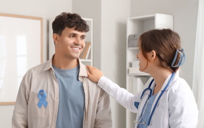 Un paciente de sexo masculino le sonríe a su profesional de la salud mientras conversan sobre el apoyo nutricional pre y posoperatorio que ofrece Fresubin. 