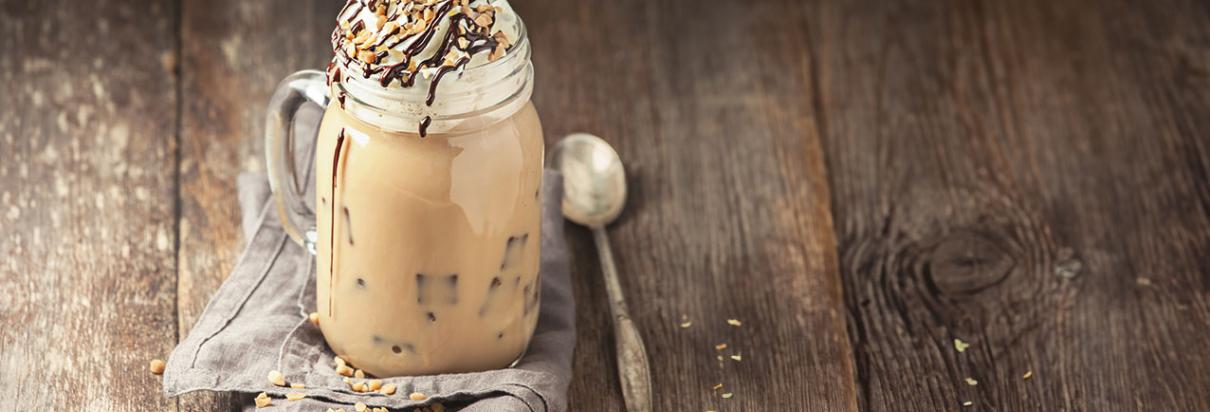 Rezept: Mit dem Fresubin 3.2 KCAL Drink mit Haselnuss-Geschmack einen nährstoffreichen Frappuccino zubereiten.