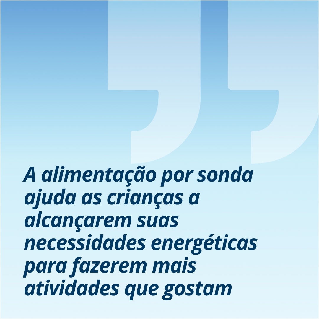 Uma citação da Fresubin que diz: “Uma sonda de alimentação ajuda as crianças a suprir suas necessidades energéticas para que possam fazer mais coisas de que gostam” 