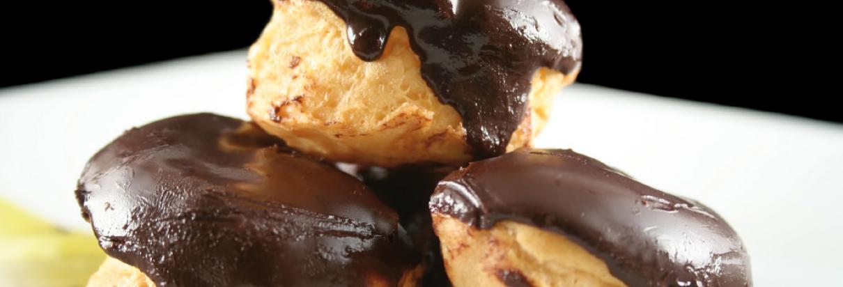Profiteroles with chocolate pudding