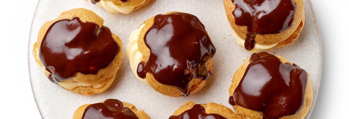 profiteroles with chocolate pudding