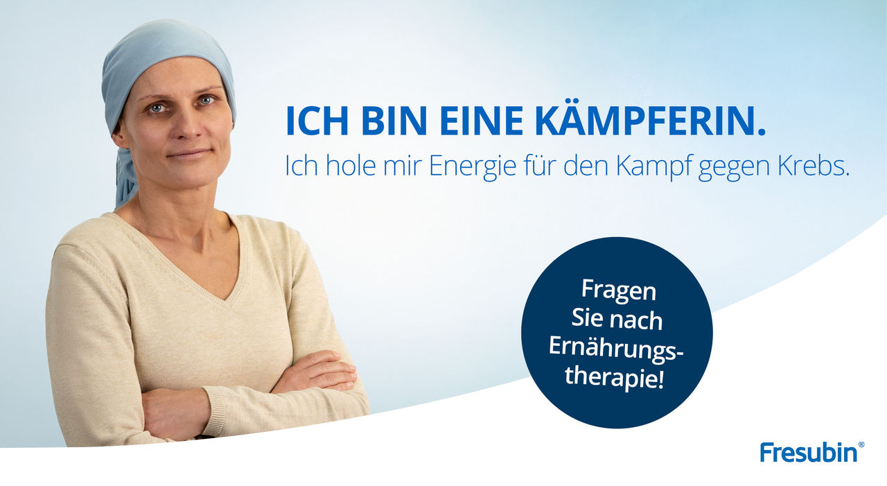 Dame mit Tuch auf dem Kopf und verschränkten Armen. 