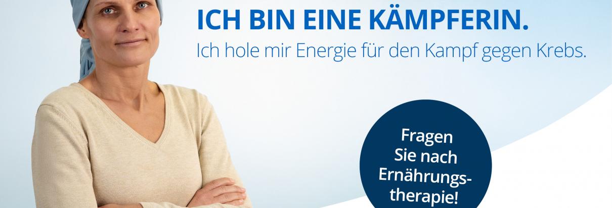 Frau mit verschränkten Armen und Tuch auf dem Kopf. 