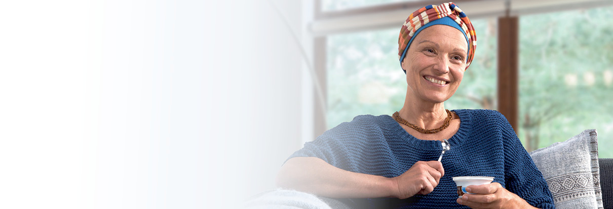 mulher com dificuldade de mastigar