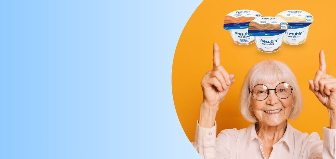 Persona anziana indica tre vasetti di Fresubin® PRO CRÈME in gusti diversi.