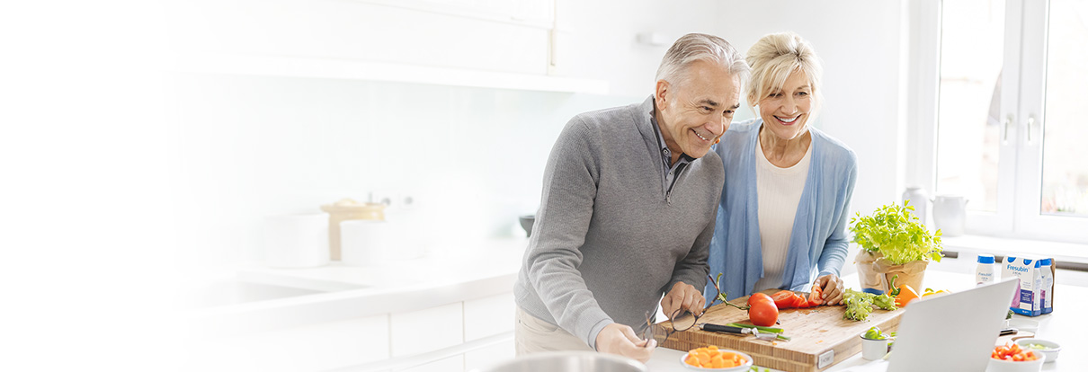 Ernährung bei Chemotherapie: Paar kocht passende Speisen 