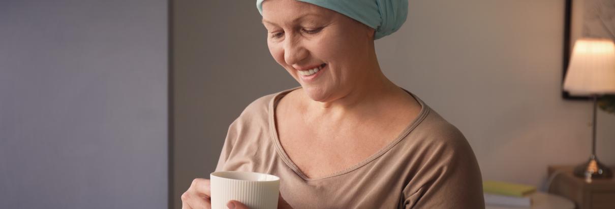 femme mature prenant un café avec le sourire