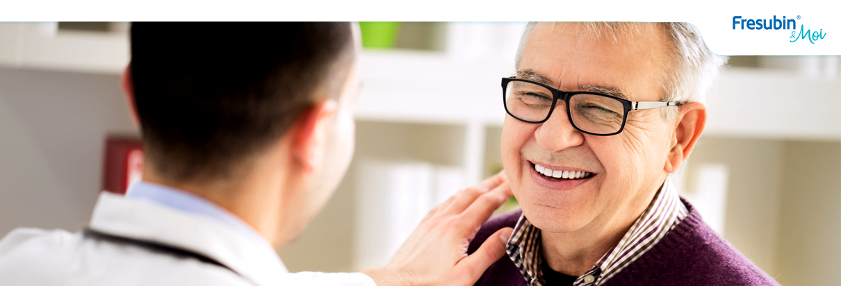 Homme agée qui parle avec médecin