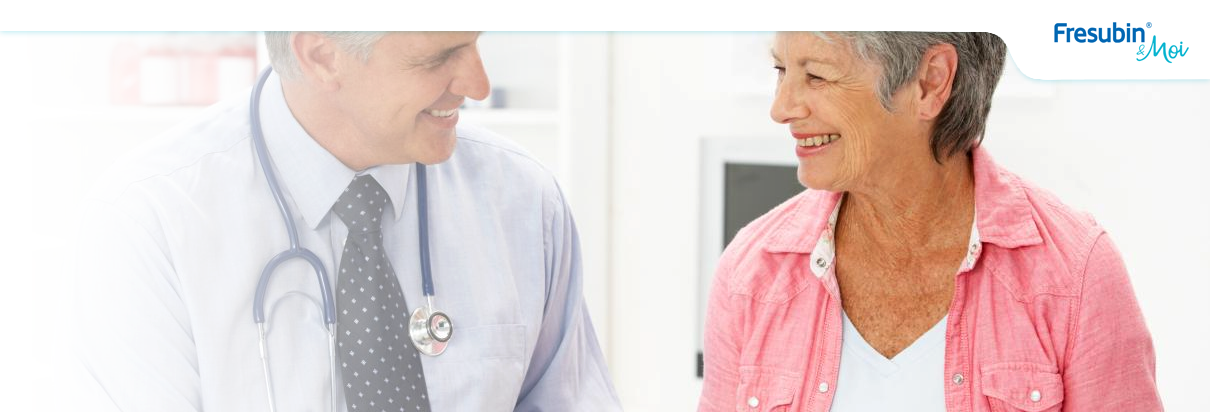 Vielle dame qui parle à son médecin
