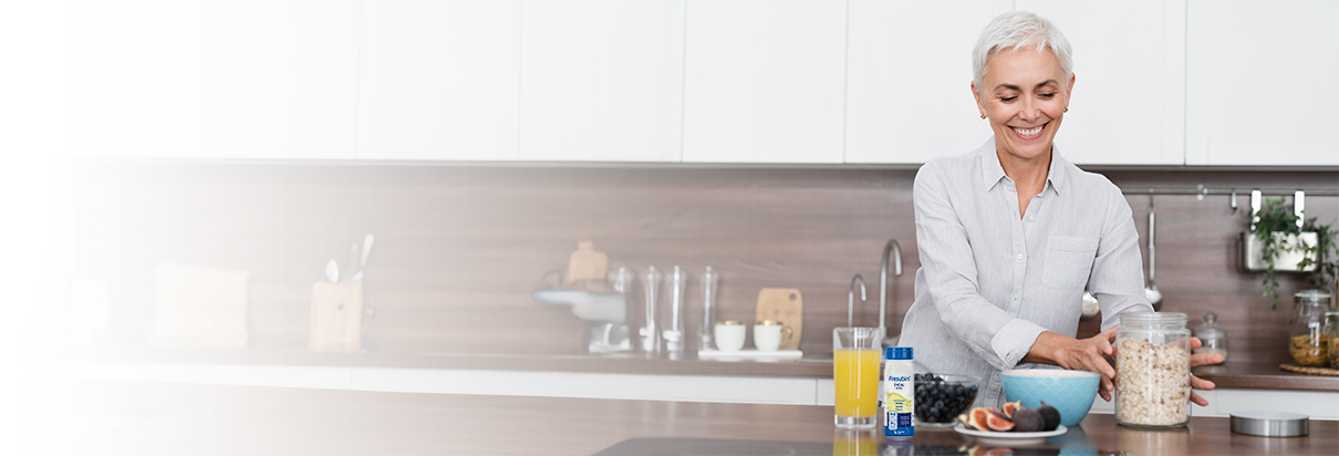 Moteris ruošia pusryčius su Fresubin