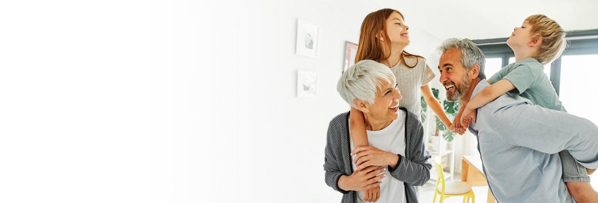 seneliai su vaikais ant pečių džiaugiasi akimirka