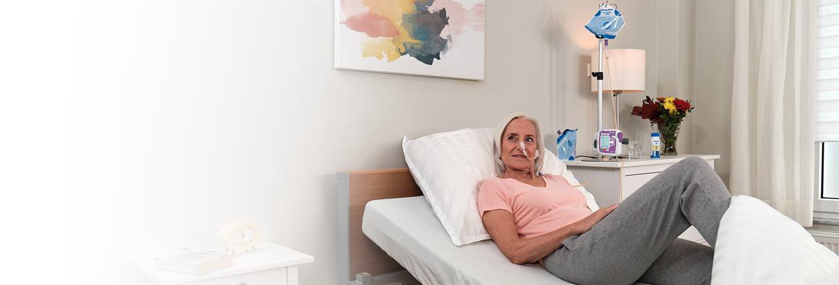 moteris maitinama per zondą