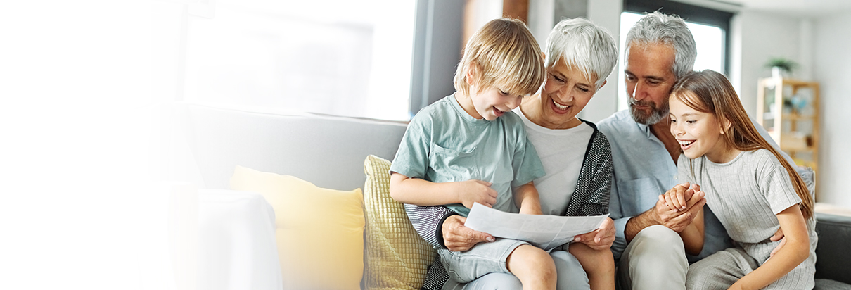 seneliai su anūkais skaito