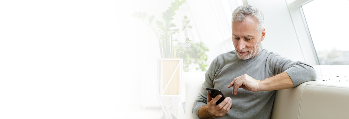 vyras naršo telefone