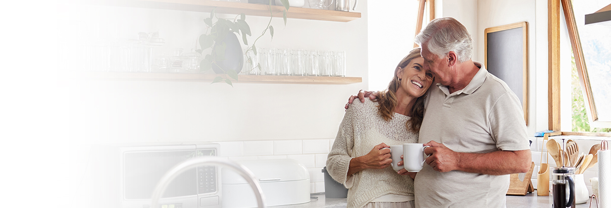 džiaugsminga pora geria arbatą