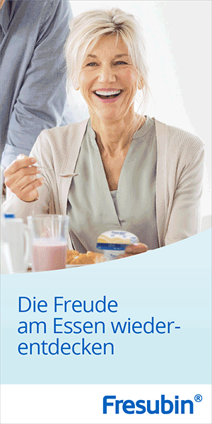 Fresubin Produktauswahl bei Dysphagie: Patientin löffelt am Frühstückstisch eine Fresubin Creme