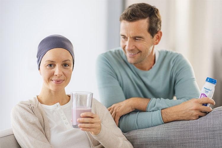 Patientin trinkt den Fresubin 2 KCAL Drink für eine höherer Energie- und Eiweißzufuhr aufgrund ihrer Krebserkrankung.
