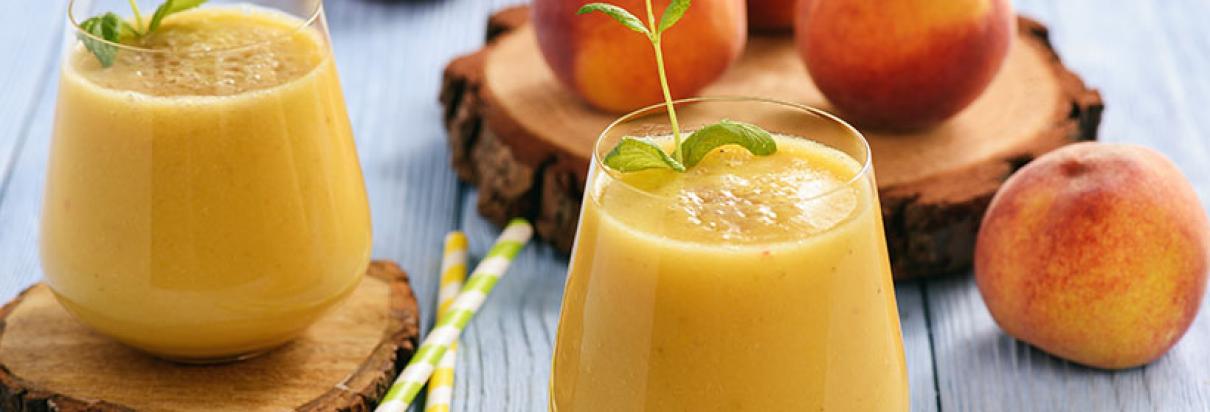 Rezept: Mit dem Fresubin 2 KCAL Drink einen kalorienreichen Smoothie mit Aprikose-Pfirsich-Geschmack zubereiten.