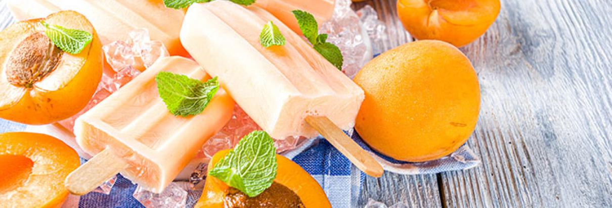 Rezept: Mit dem Fresubin YODRINK ein nährstoffreiches Aprikose-Pfirsich-Eis zubereiten.