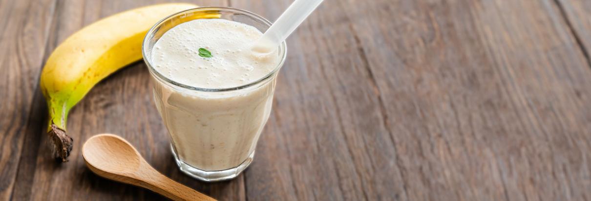 Rezept: Mit dem Fresubin ENERGY Drink mit Vanille-Geschmack einen nährstoffreichen Bananen-Honig Smoothie zubereiten.