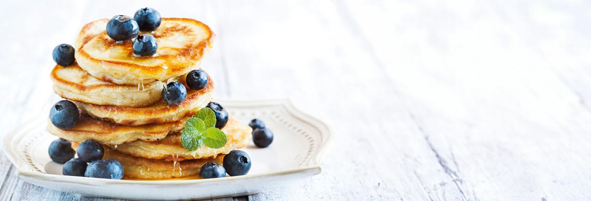 Rezept: Mit dem Fresubin 3.2 KCAL Drink mit Vanille-Karamell-Geschmack nährstoffreiche Blaubeer-Pfannkuchen zubereiten.