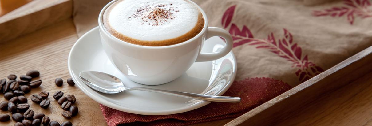 Rezept: Mit dem Fresubin 2 KCAL Drink einen kalorienreichen Cappuccino zubereiten.